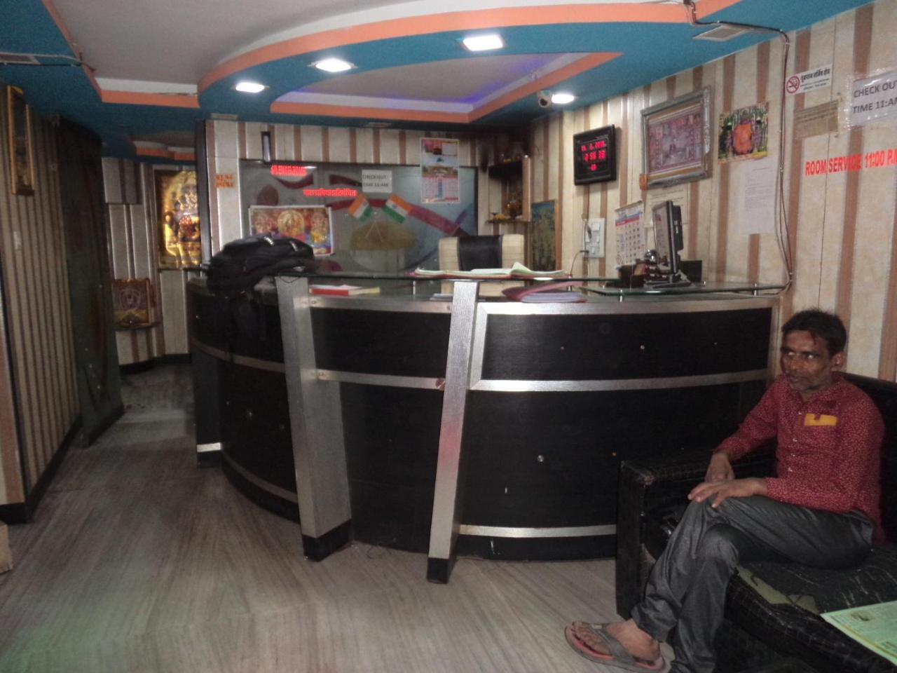 New Crown Hotel Indore Buitenkant foto
